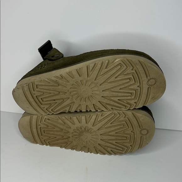 UGG Goldenstar Clogs - Picture 12 of 16